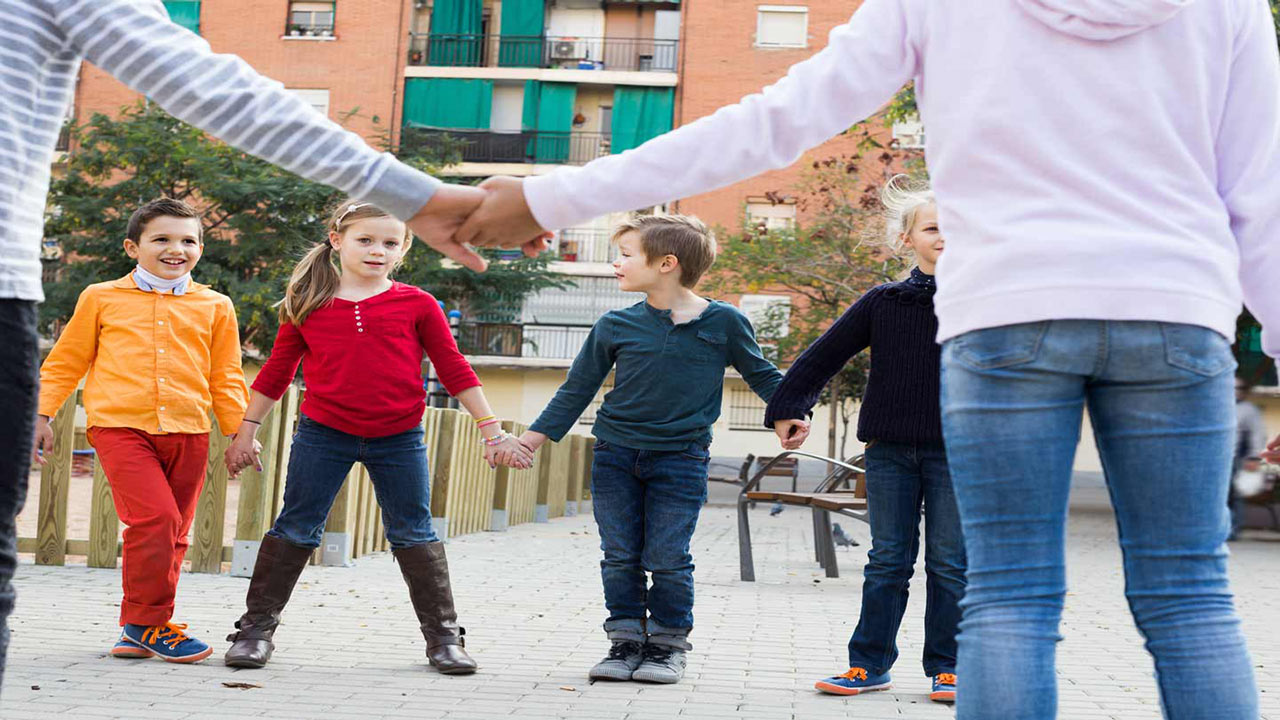 kids playing red rover