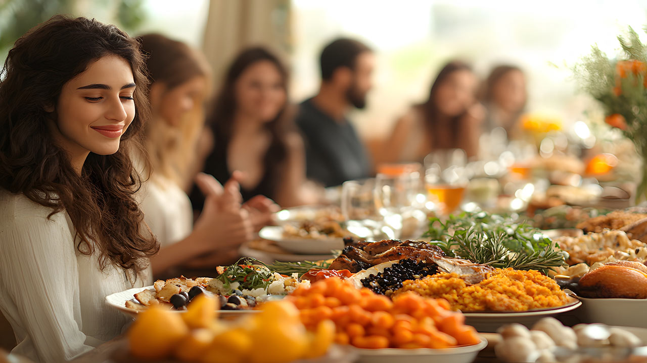 family enjoying rosh hashanah dinner