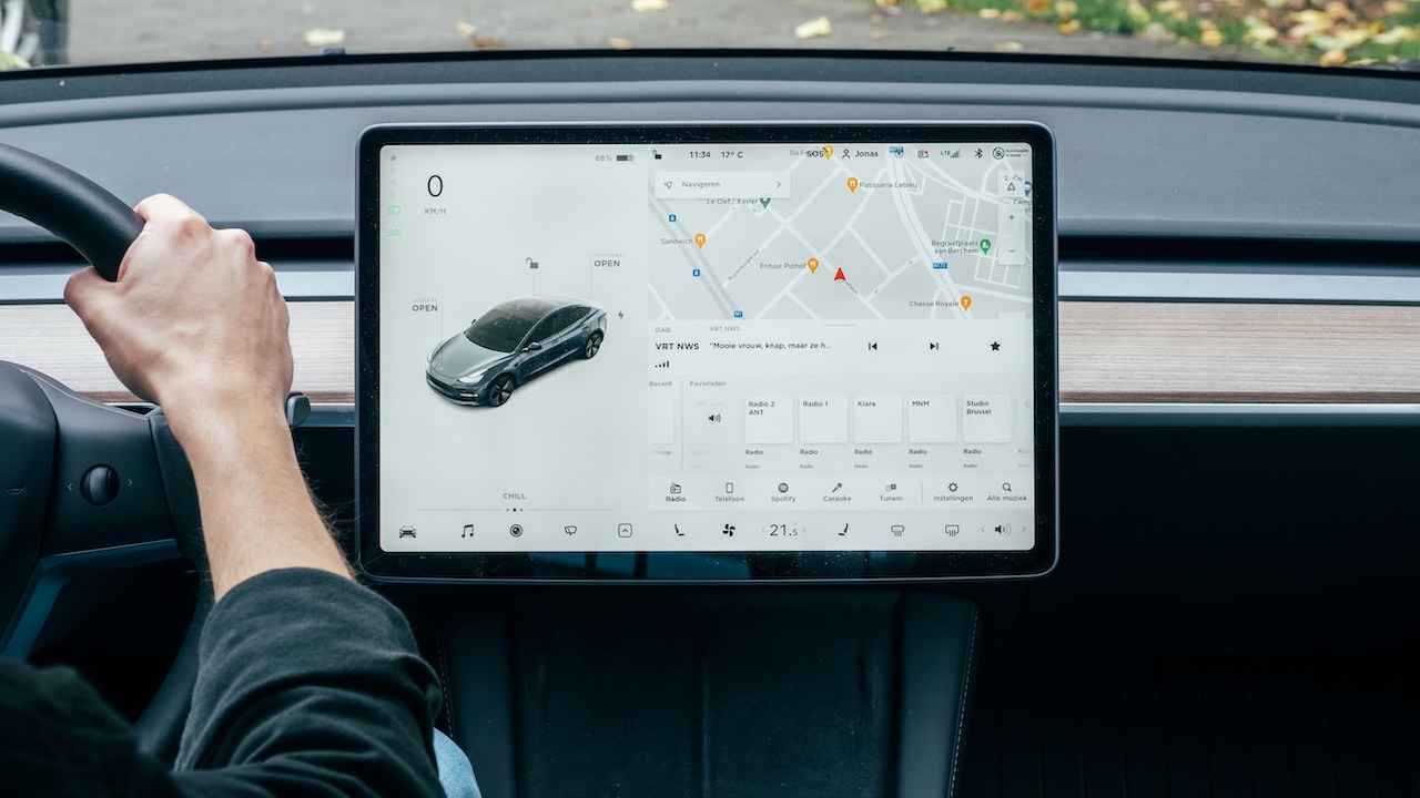 tesla, touchscreen, driving, distracted, dangerous, screens, buttons