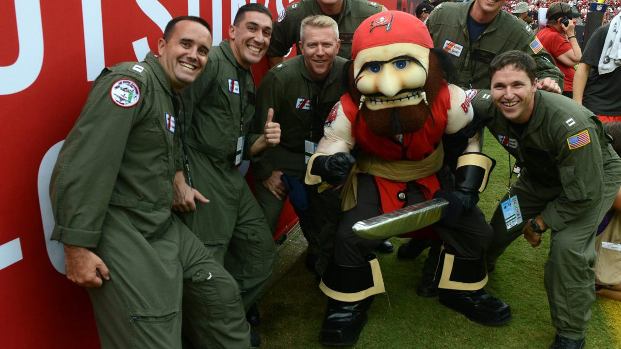 tampa bay buccaneers mascot captain fear